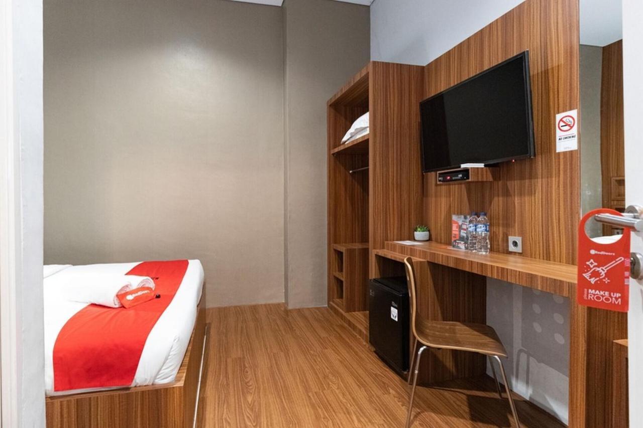 Reddoorz Premium Near Centre Point Mall Медан Экстерьер фото